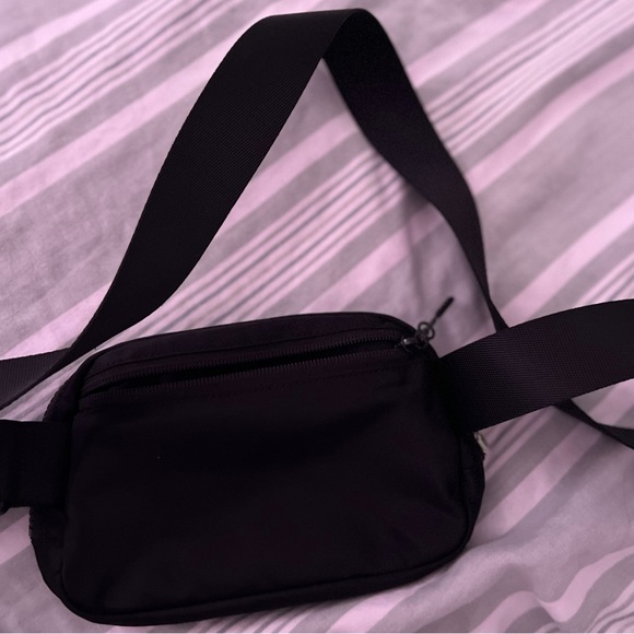 lululemon athletica everywhere beltbag 1L - Picture 2 of 3